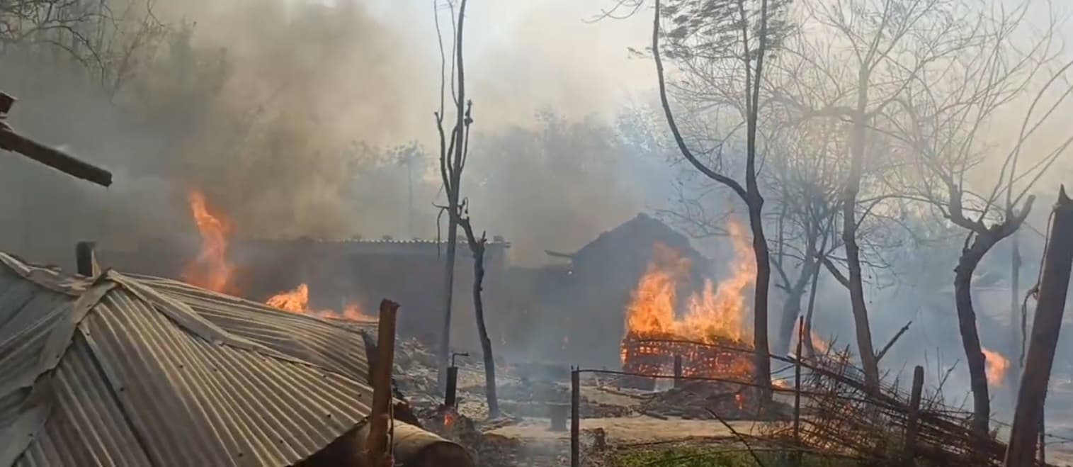 अमदाबाद के मेघु टोला गांव में 100 घर जलकर राख, लाखों की संपत्ति जली