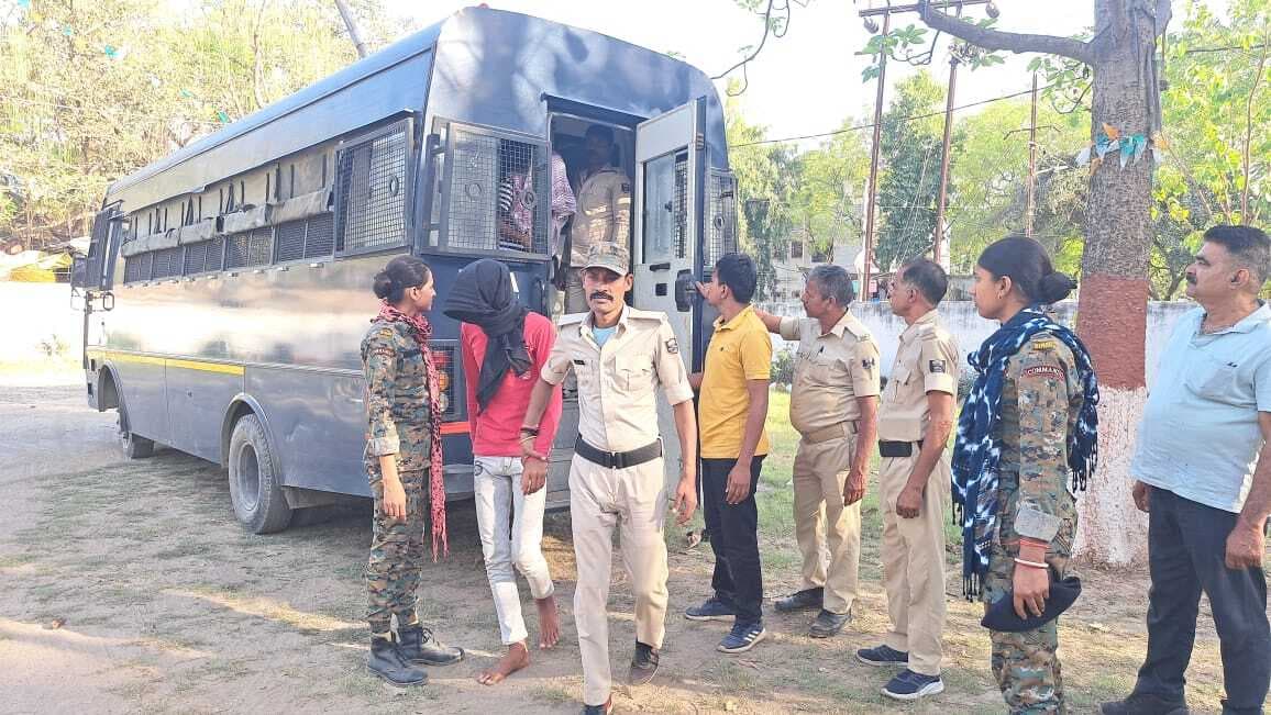 गिरफ्तारी के विरोध में सड़क जाम कर रही भीड़ ने बरियारपुर पुलिस पर किया हमला, चार पुलिसकर्मी घायल