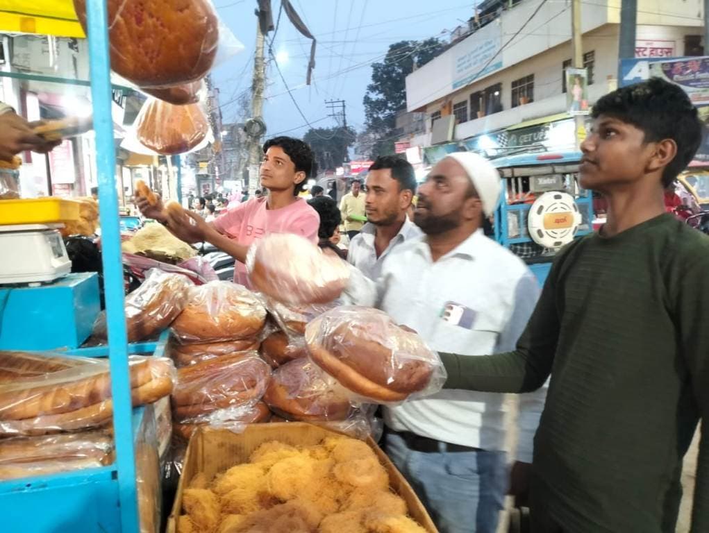 सजा चांद बाजार, पूरी रात होती रही खरीदारी