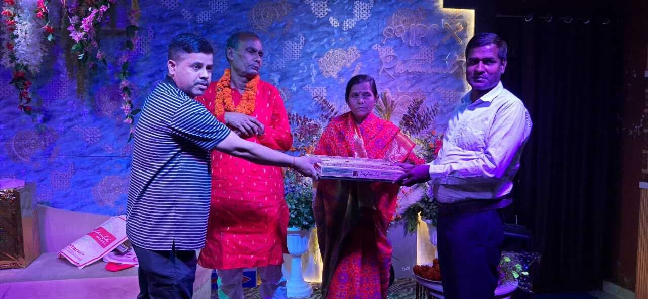 सेवानिवृत्ति पर बैंक कर्मी को दी गयी विदाई