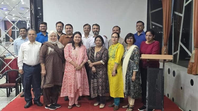 Jamshedpur News : प्रोटेक्टिव चश्मा पहन कर ही वेल्डिंग का कार्य करें : डॉ अजय