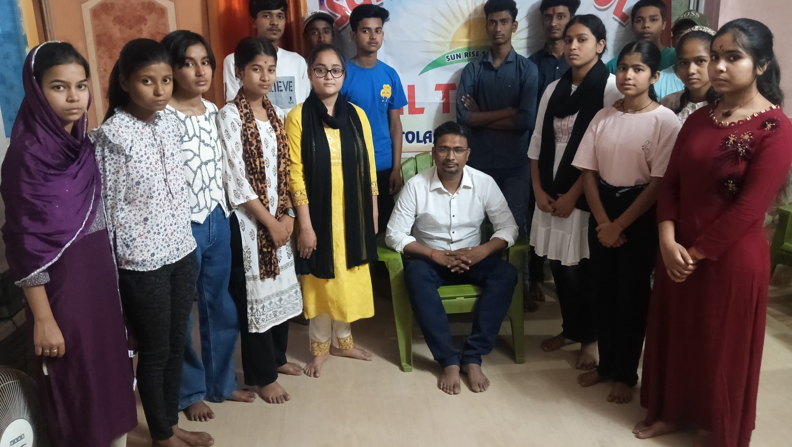 मैट्रिक परीक्षा में अच्छे अंक लाने वाले छात्रों को किया सम्मानित