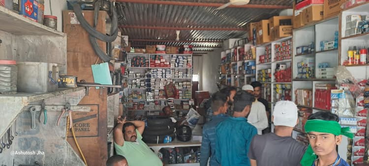 मोटरसाइकिल पार्ट्स की दुकान से हजारों की चोरी