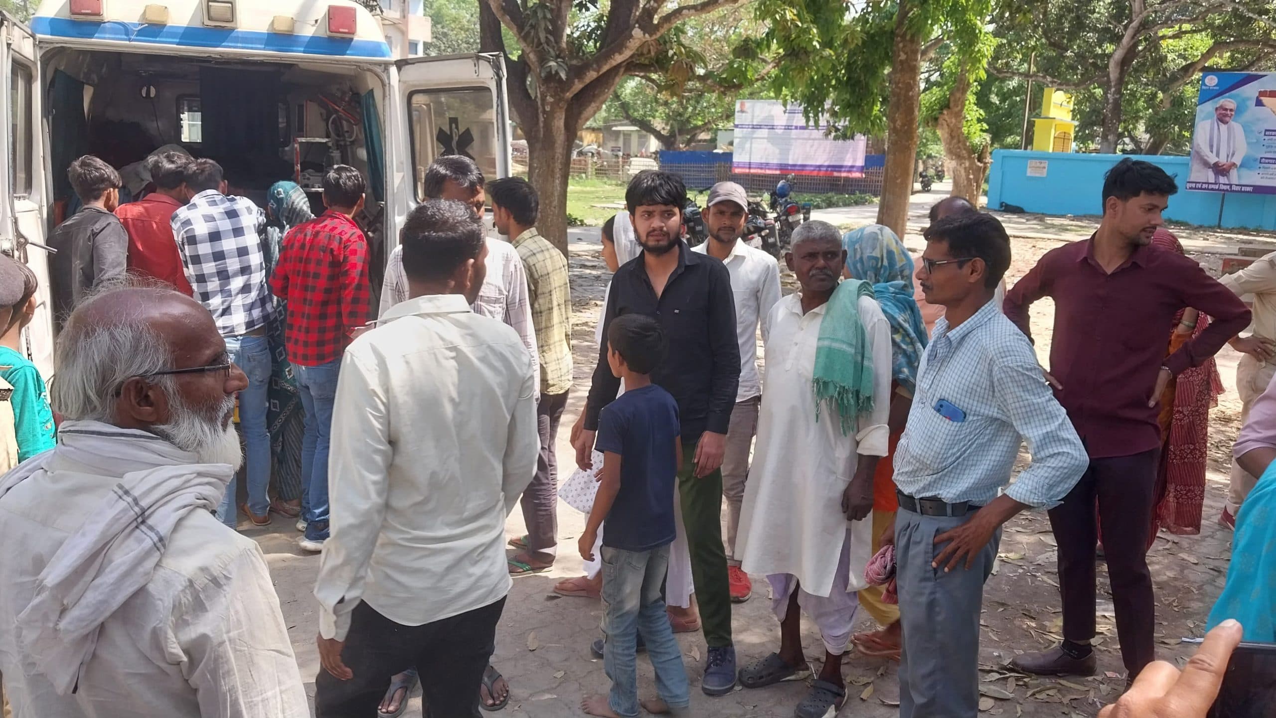 12 वर्षीय छात्रा को ट्रैक्टर ने कुचला, हालत नाजुक