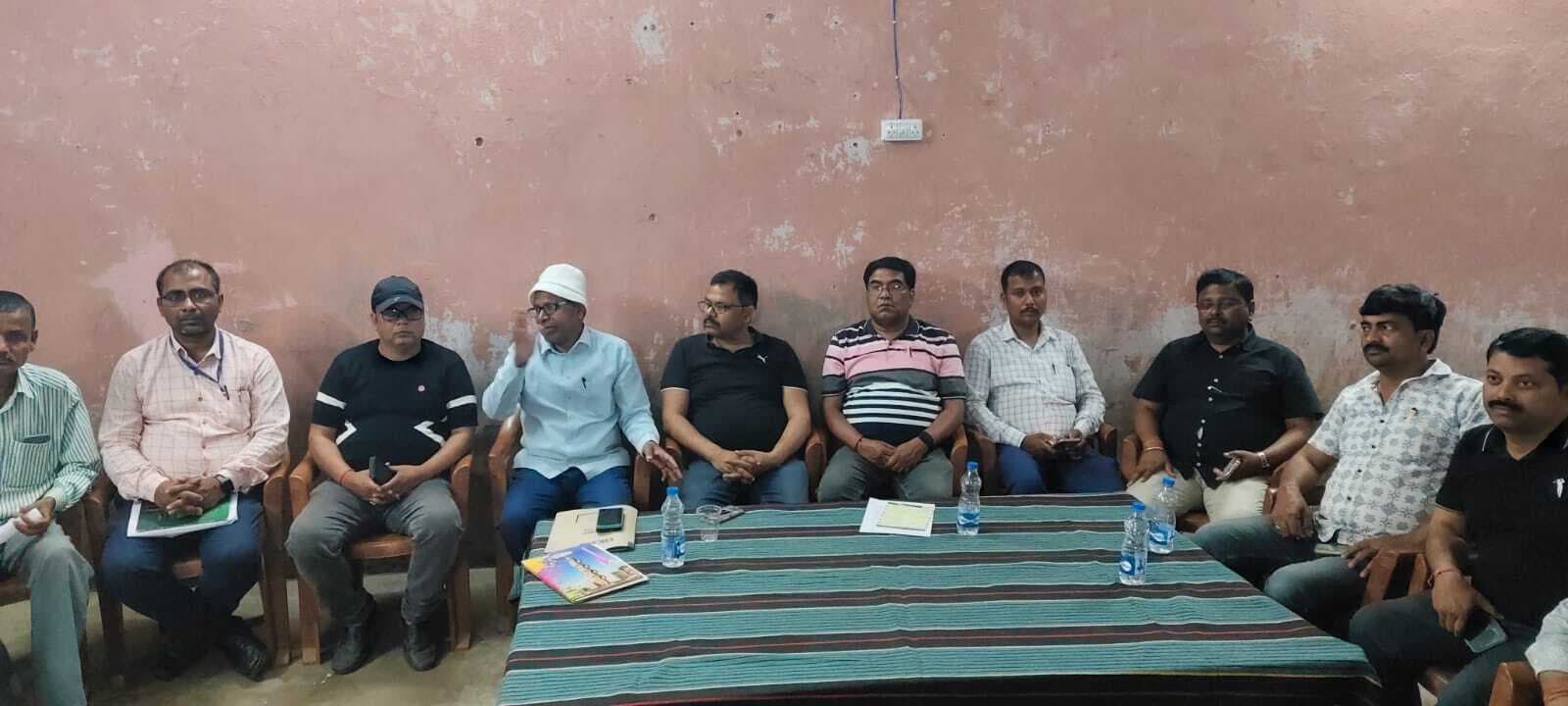 श्रम अधीक्षक ने स्थानीय लोगों के साथ की बैठक, कामगारों के निबंधन पर दिया बल