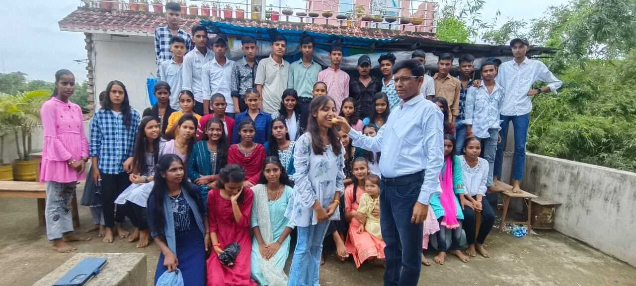 शिक्षक ने मैट्रिक में सफल बच्चों को किया सम्मानित