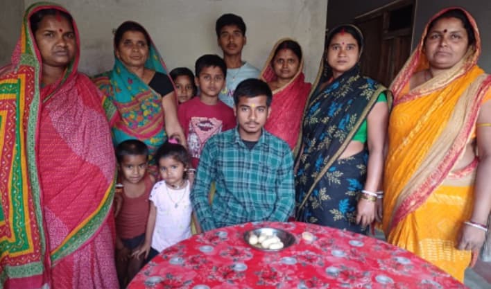 पेंटर का बेटा रंजीत बना जिला टॉपर, सिविल इंजीनियर बन करना चाहता है देश की सेवा