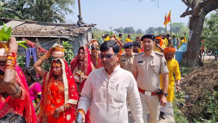 नवरात्र पूजन को लेकर निकाली गयी कलश यात्रा