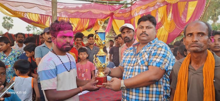 77 रनों से हराकर ईटहरी टीम ने ट्राफी पर जमाया कब्जा