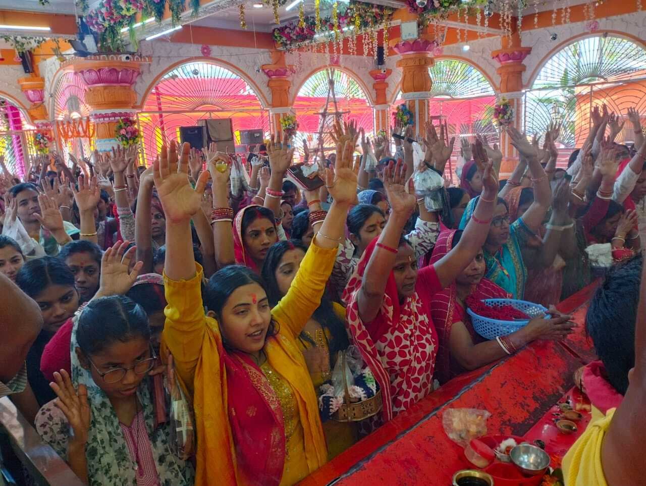 बड़ी दुर्गा स्थान में आरती में जुटी श्रद्धालुओं की भीड़