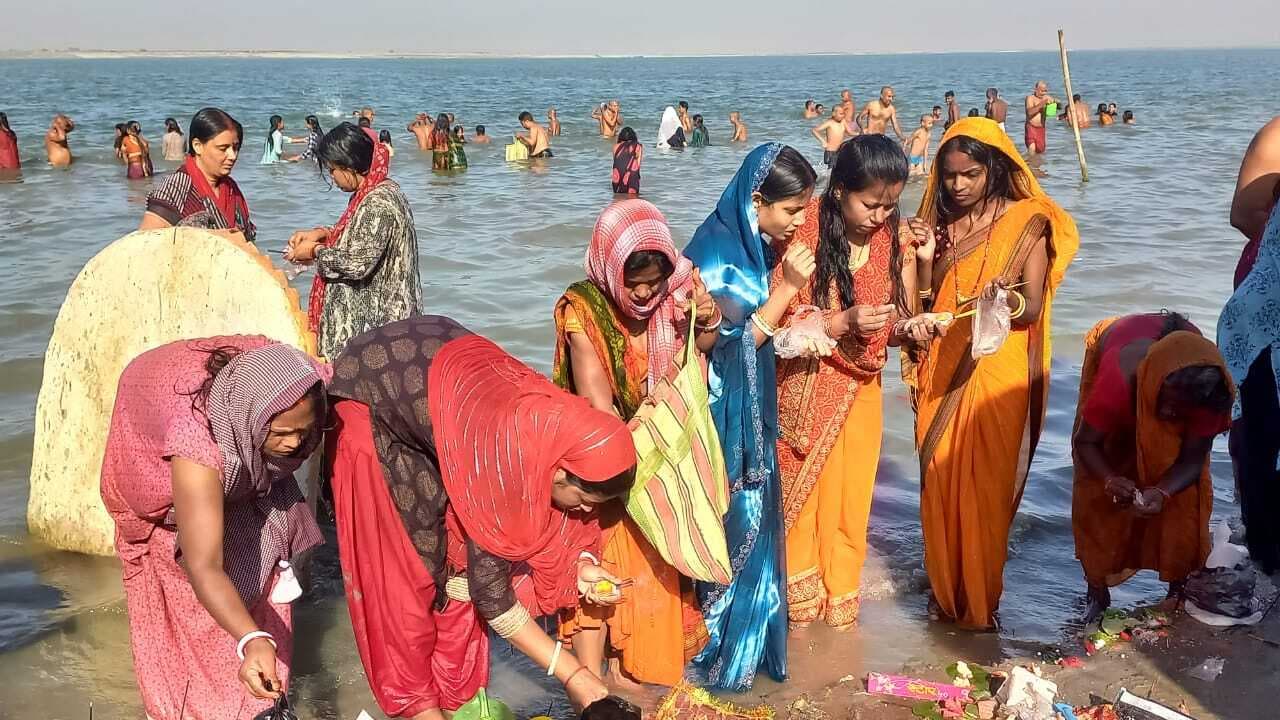 मनिहारी में चैती दुर्गापूजा को लेकर श्रद्धालुओ ने किया गंगा स्नान