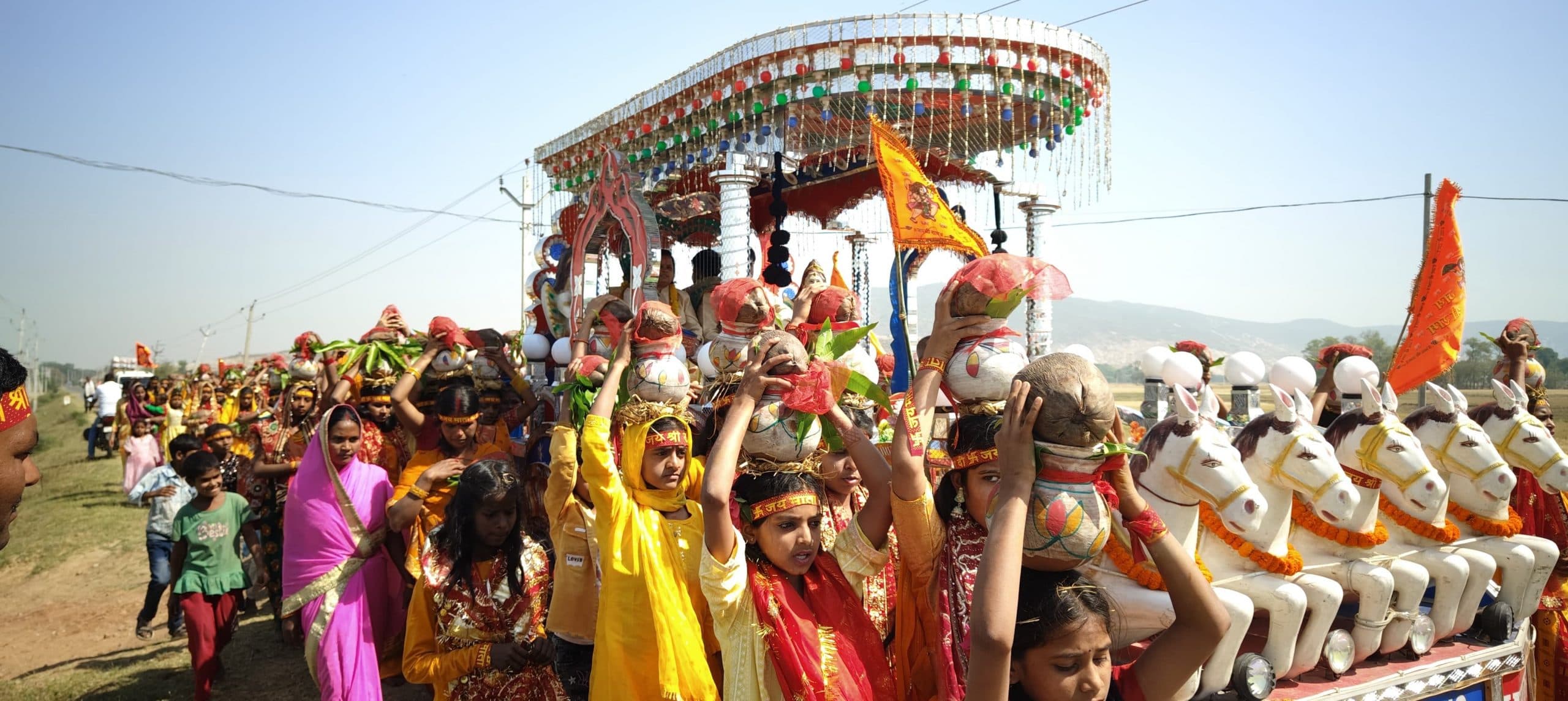 कलश शोभायात्रा के साथ शुरू हुई मां दुर्गा की आराधना