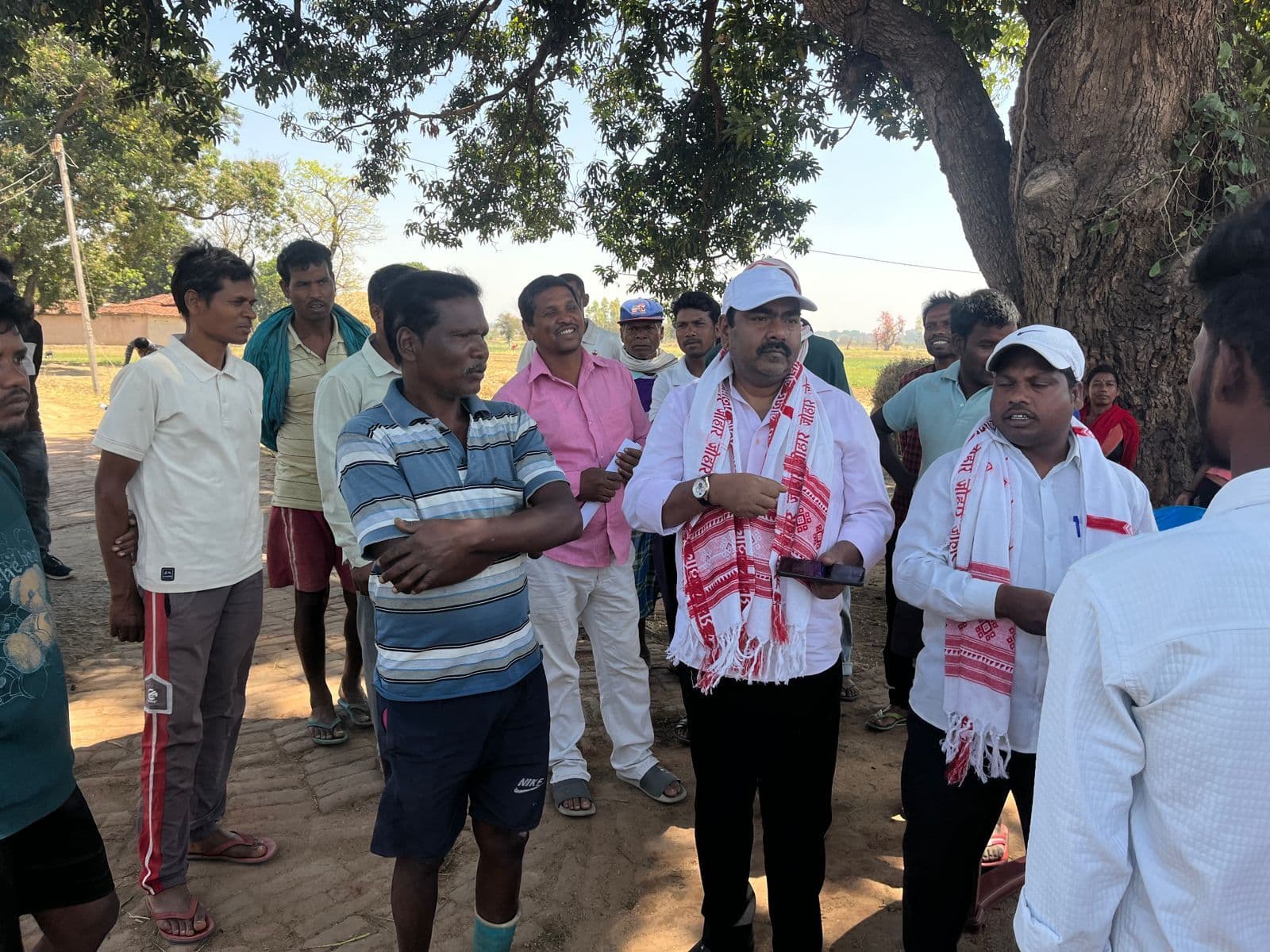 विधायक ने किया क्षेत्र का भ्रमण, सुनी समस्याएं