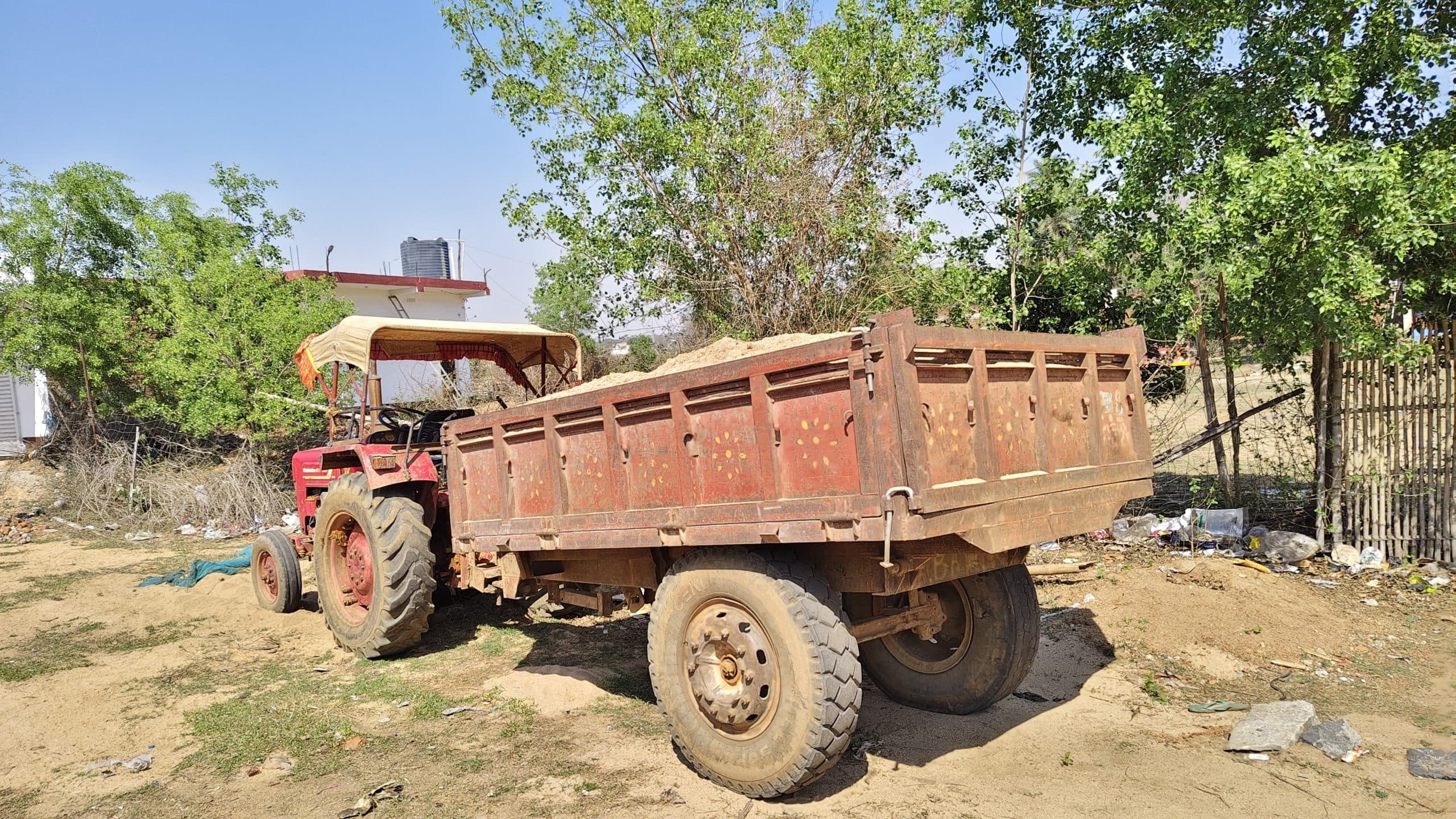 पुलिस ने अवैध बालू लदे दो ट्रैक्टरों को किया जब्त