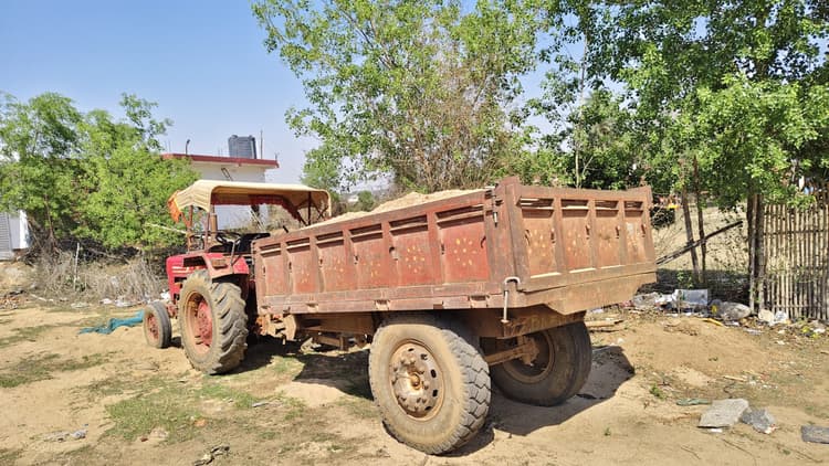 पुलिस ने अवैध बालू लदे दो ट्रैक्टरों को किया जब्त