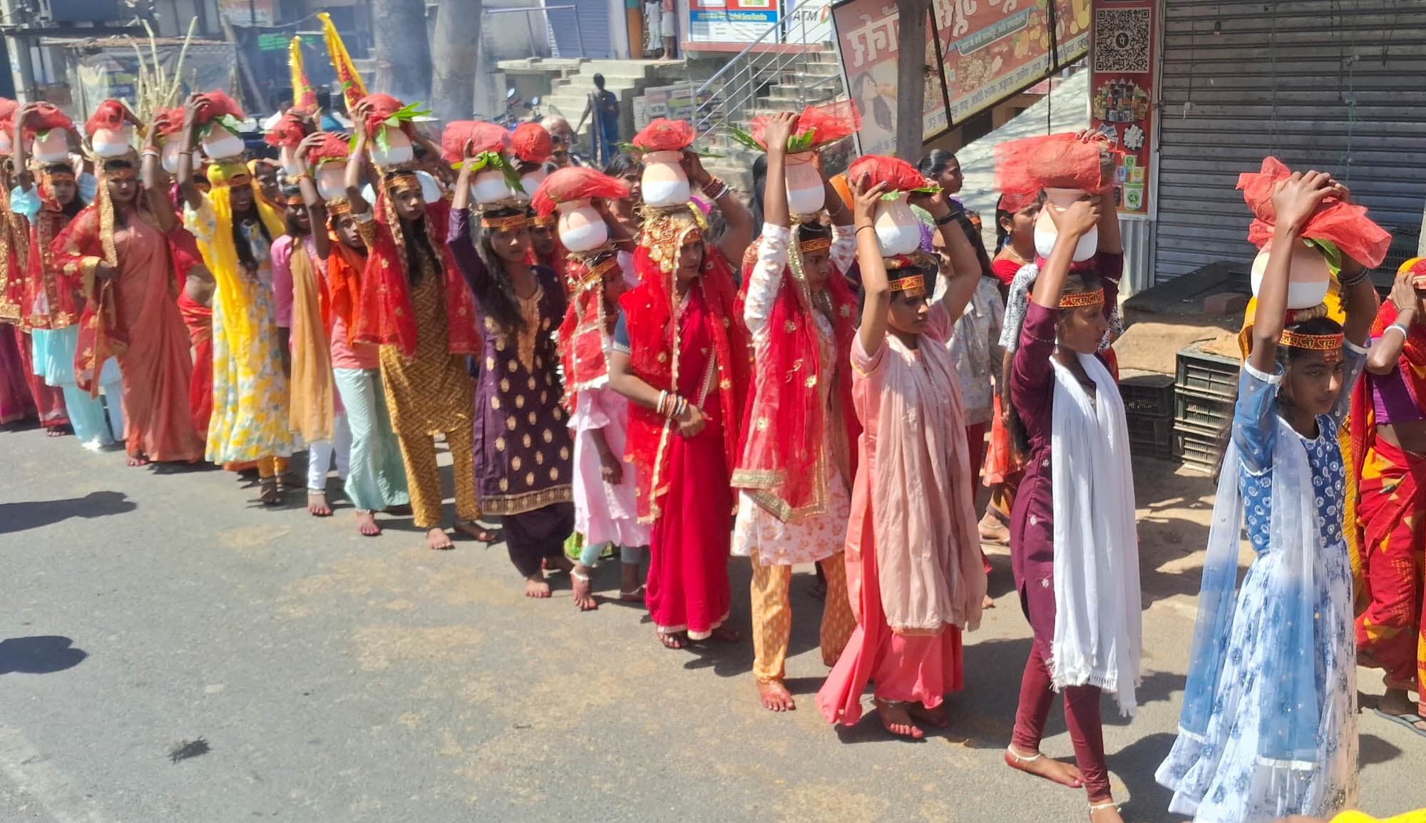 नौ दिवसीय सतचंडी महायज्ञ को लेकर निकाली गयी कलश शोभायात्रा