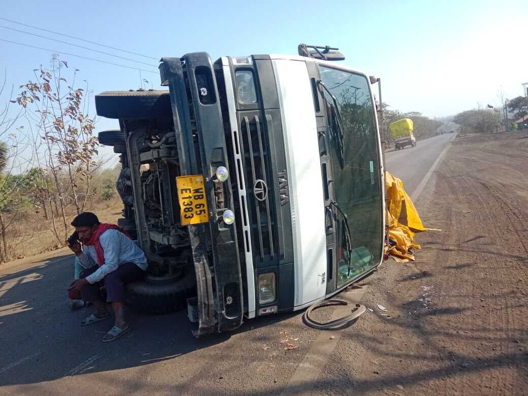 टायर फटने से दवा लदा मिनी ट्रक बीच रोड में पलटा