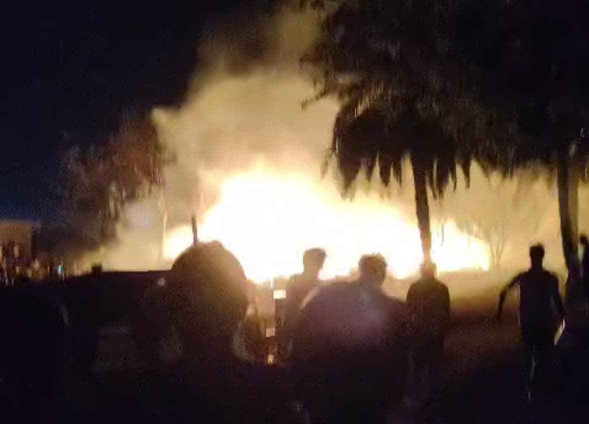 महादेव के पोखर टोला में लगी आग, चार झोपड़ियां जल कर खाक