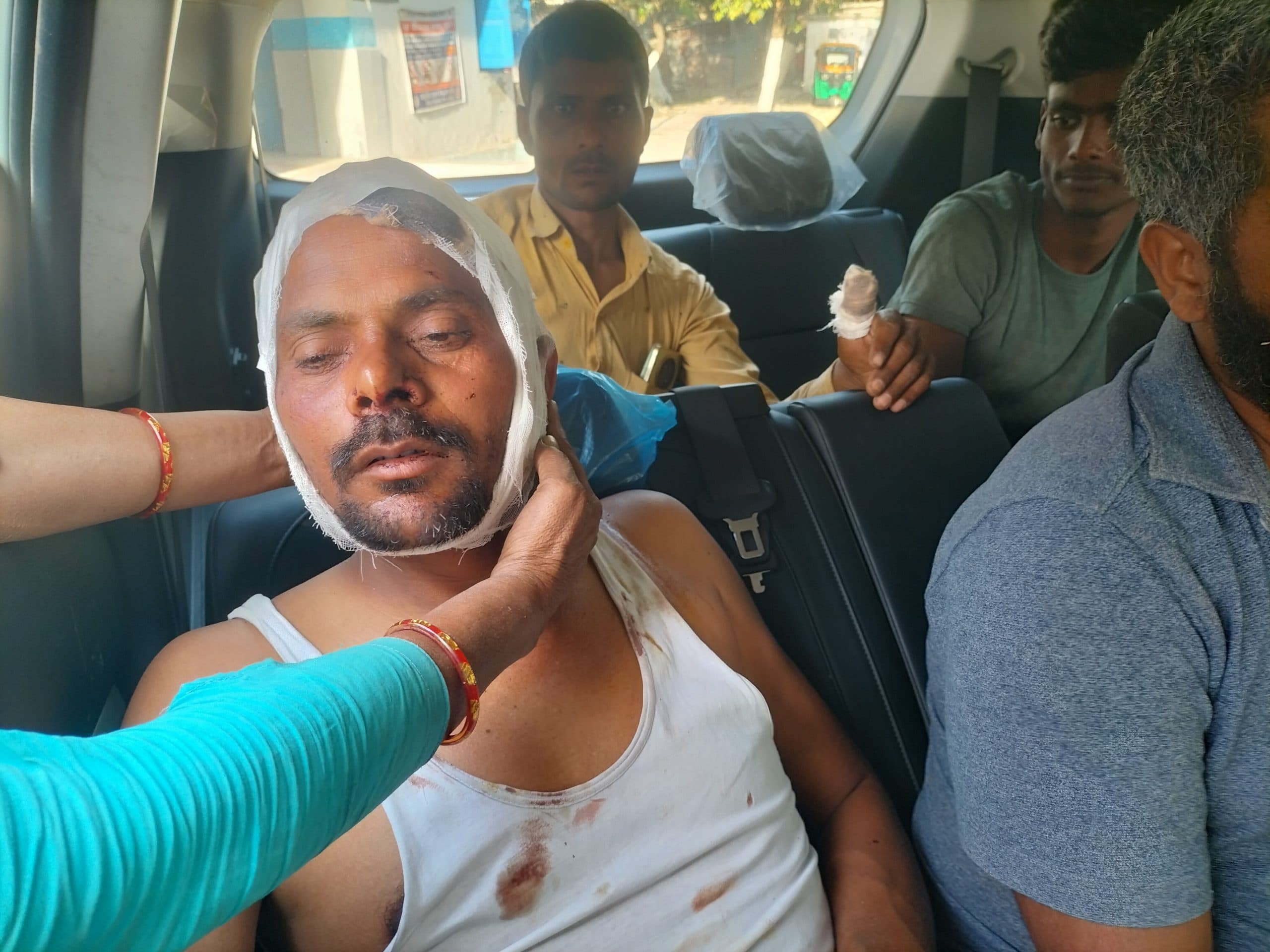 दो पक्षों में हुई झड़प में एक दर्जन लोग घायल