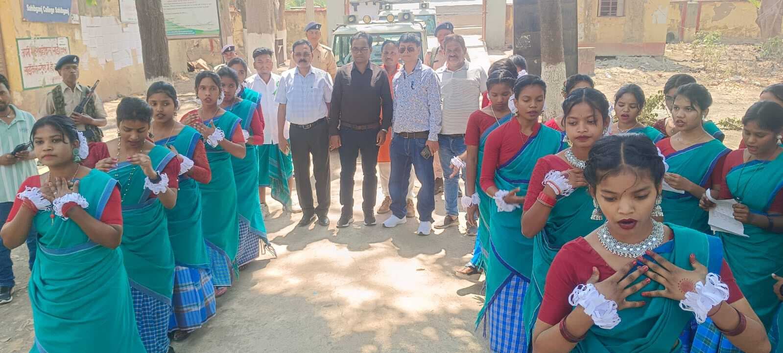 आदिवासी समुदायों की परंपरागत संस्कृति व धार्मिक अनुष्ठान को दर्शाता है सरहुल पर्व