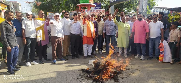 क्षत्रिय समाज के सदस्यों ने राज्यसभा सांसद रामजीलाल सुमन का फूंका पुतला