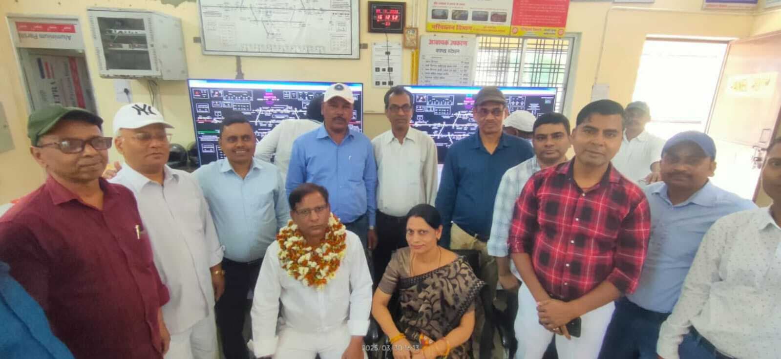 कष्ठा स्टेशन मास्टर की सेवानिवृत पर दी गयी विदाई