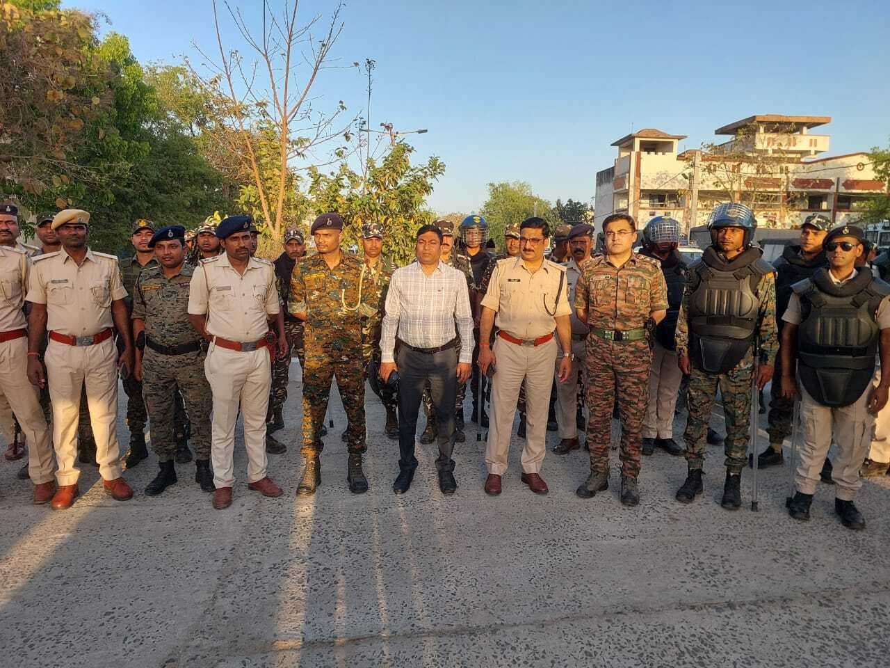 संवेदनशील जगहों पर मजिस्ट्रेट व पुलिस पदाधिकारी तैनात