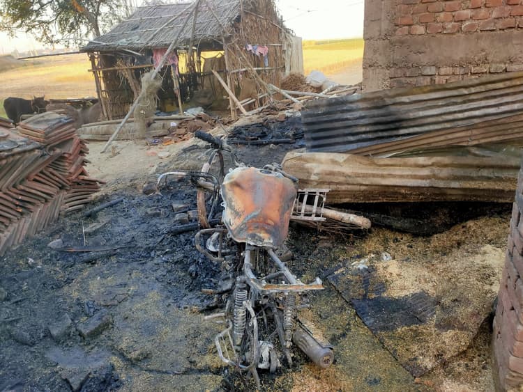 पाली गांव में आग लगने से चार बकरियां व बाइक जली