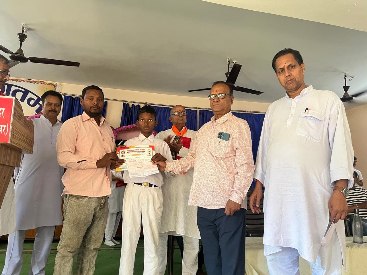 समारोह में बच्चे व अभिभावकों को किया गया सम्मानित