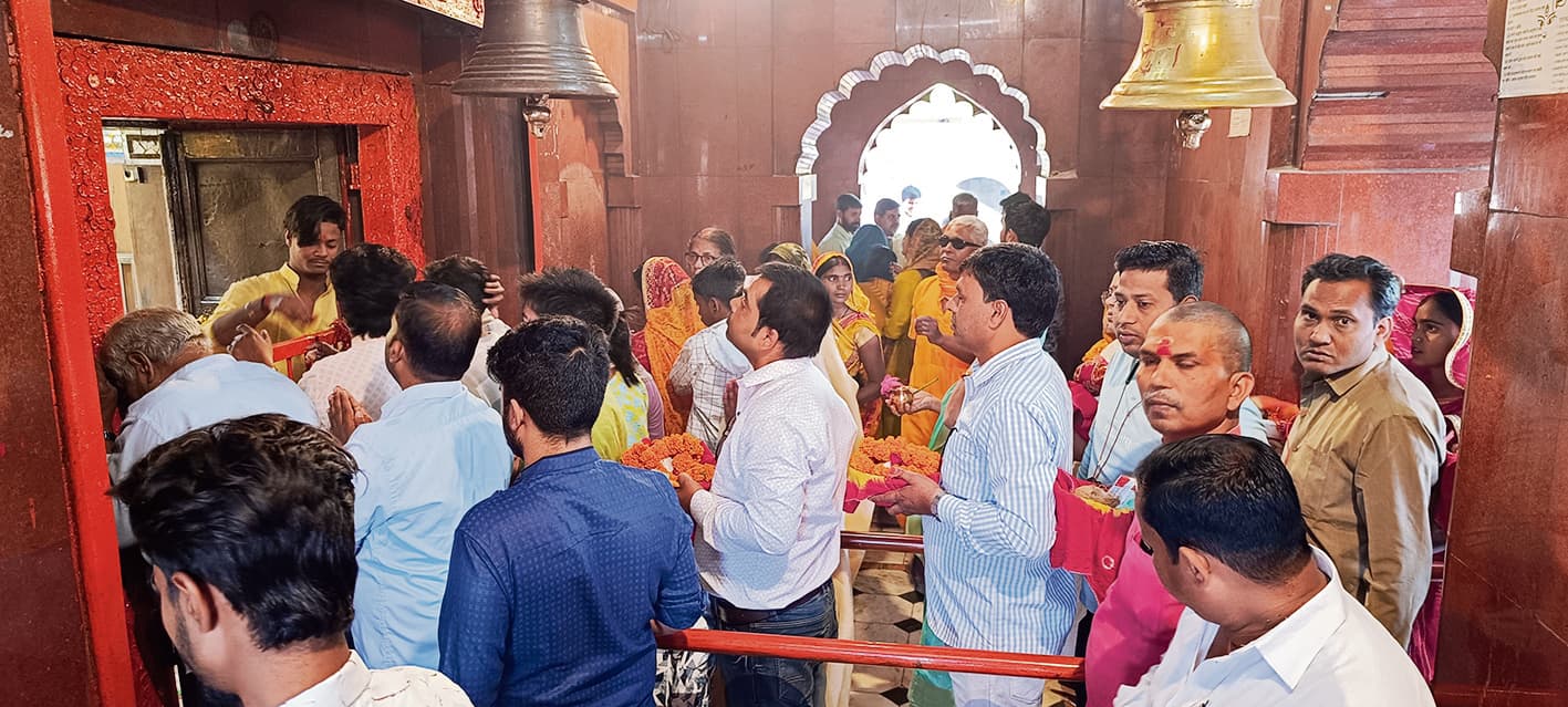 Chhapra News : नवरात्र के पहले दिन अंबिका भवानी मंदिर में लगी भक्तों की भीड़, मांगी समृद्धि व खुशहाली की मन्नत