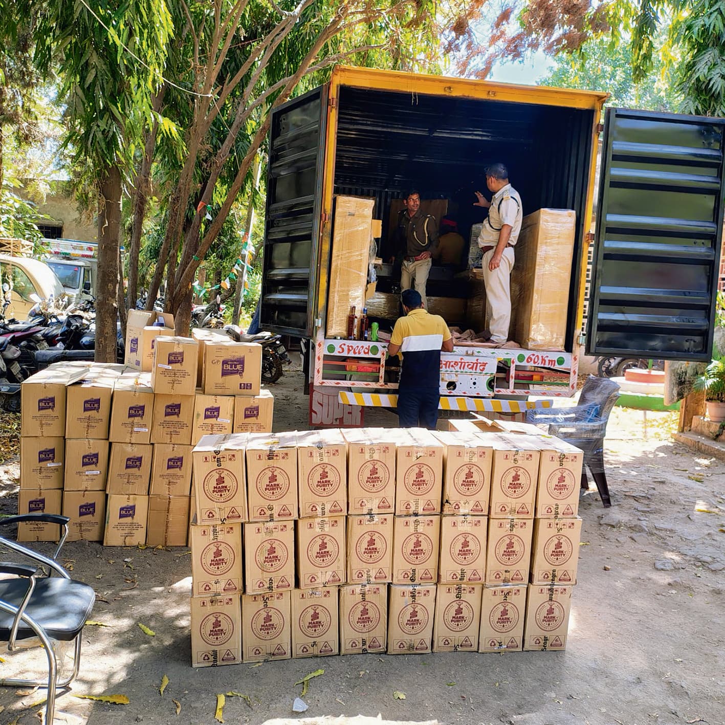 Buxar News: लाखों की शराब के साथ दो मामलों में तीन तस्कर चढ़े पुलिस के हत्थे