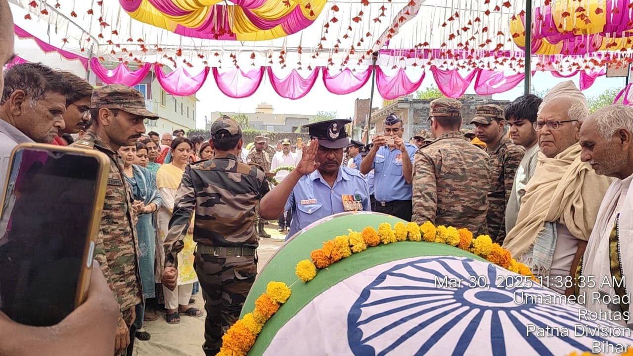 Sasaram News : मातमी माहौल में एयरफोर्स के चीफ इंजीनियर को दी गयी अंतिम विदाई