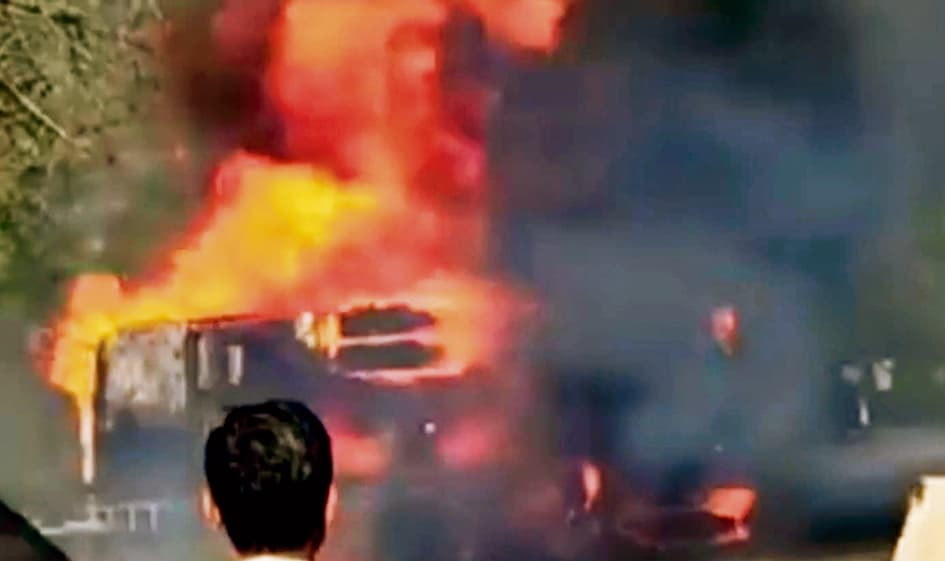 अनियंत्रित हो कर पलटी तेल टैंकर लगी आग