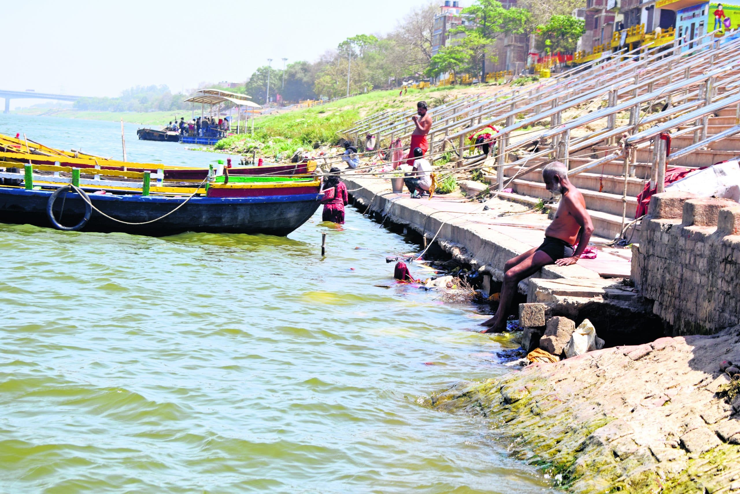 Buxar News: नये घाट की सीढ़ियां हवा में लटकी