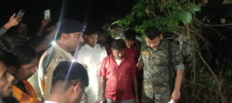 Sasaram News : सरैया के ग्रामीणों ने शराब धंधेबाज को पकड़कर किया पुलिस के हवाले