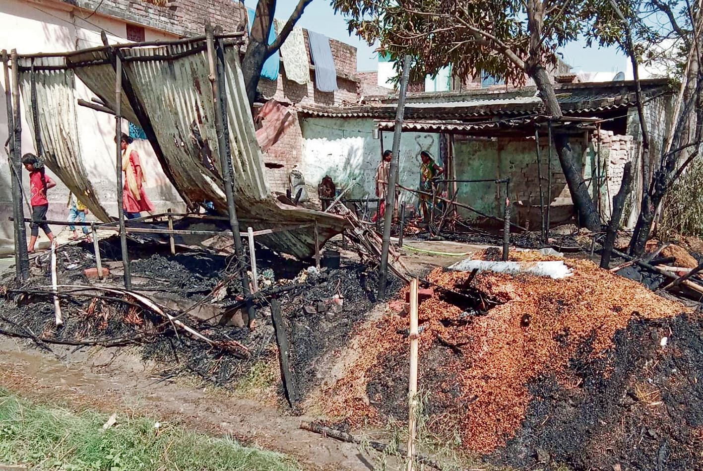 Chhapra News : शॉर्ट सर्किट से घर में लगी आग, हजारों का नुकसान