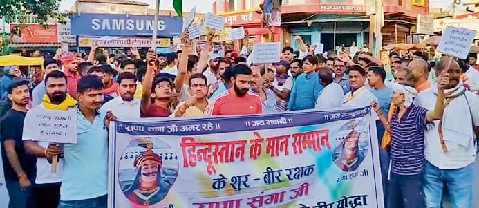 Chhapra News : दाउदपुर में सपा सांसद के बयान का करणी सेना ने किया विरोध प्रदर्शन, फूंका पुतला