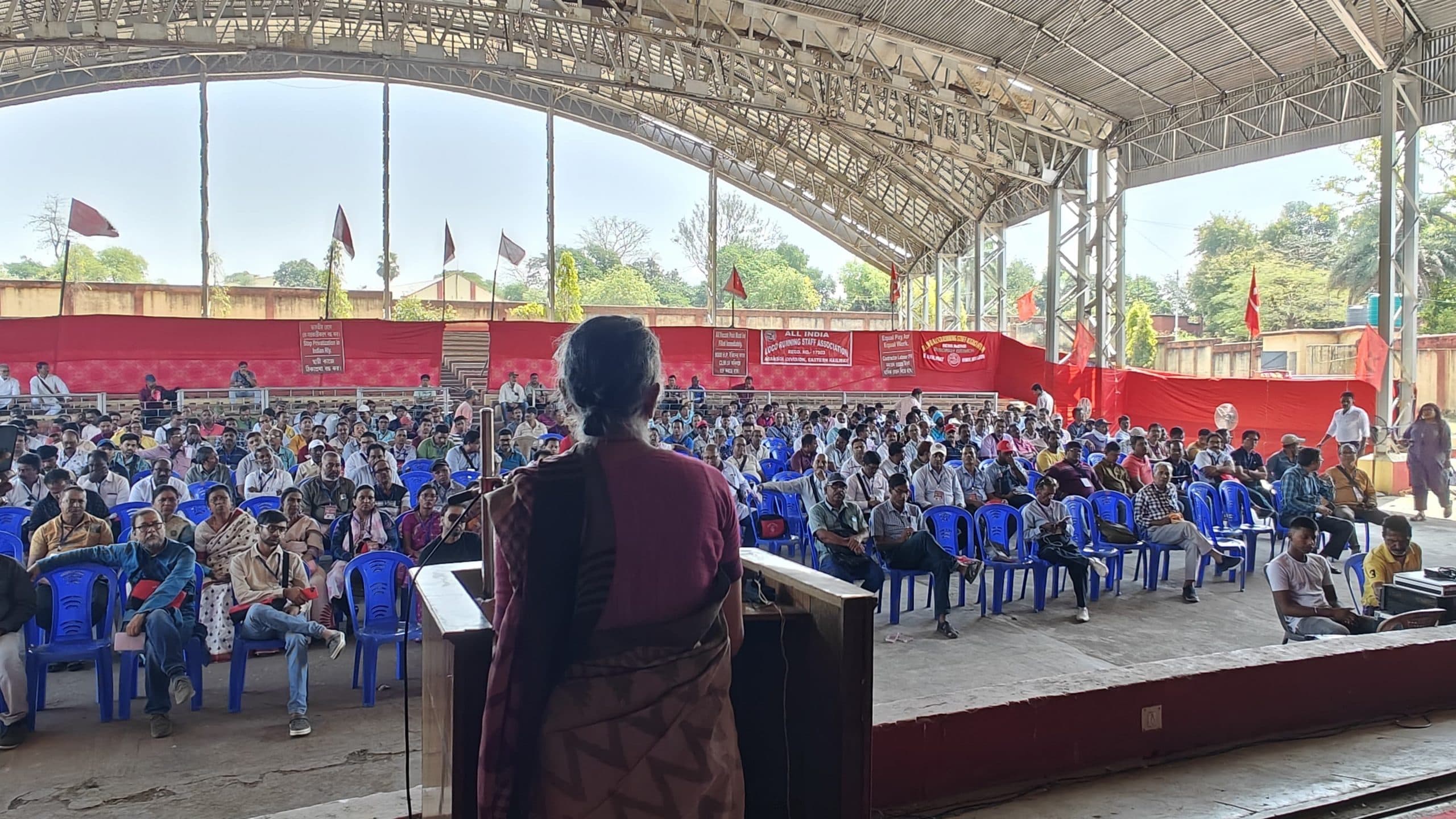 श्रमिकों से समस्याओं के निदान के लिए संघर्ष करने का किया आह्वान