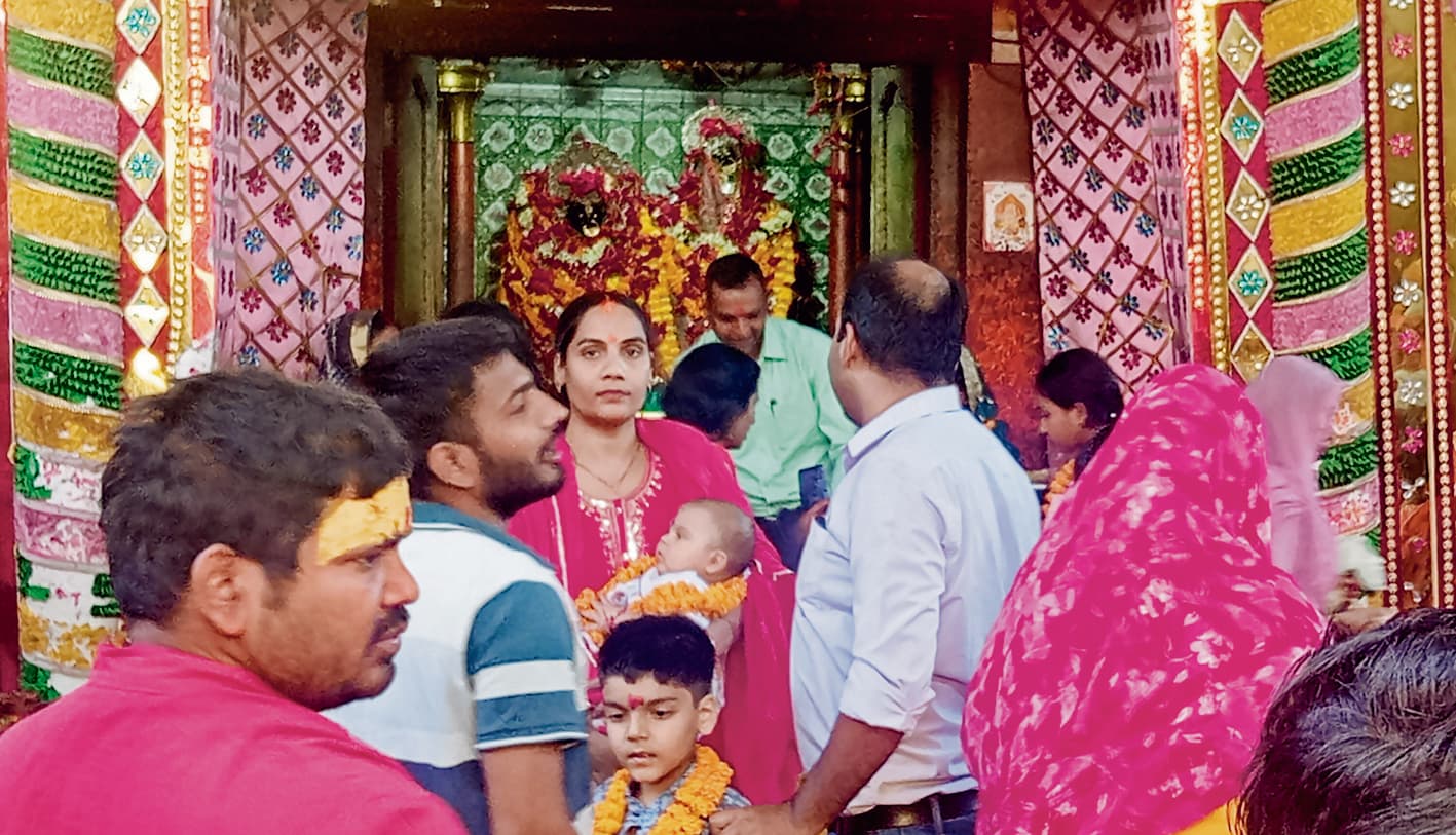 चैत्र नवरात्र के पहले दिन श्रद्धालुओं ने की मां शैलपुत्री की पूजा, सज गये हैं मंदिर