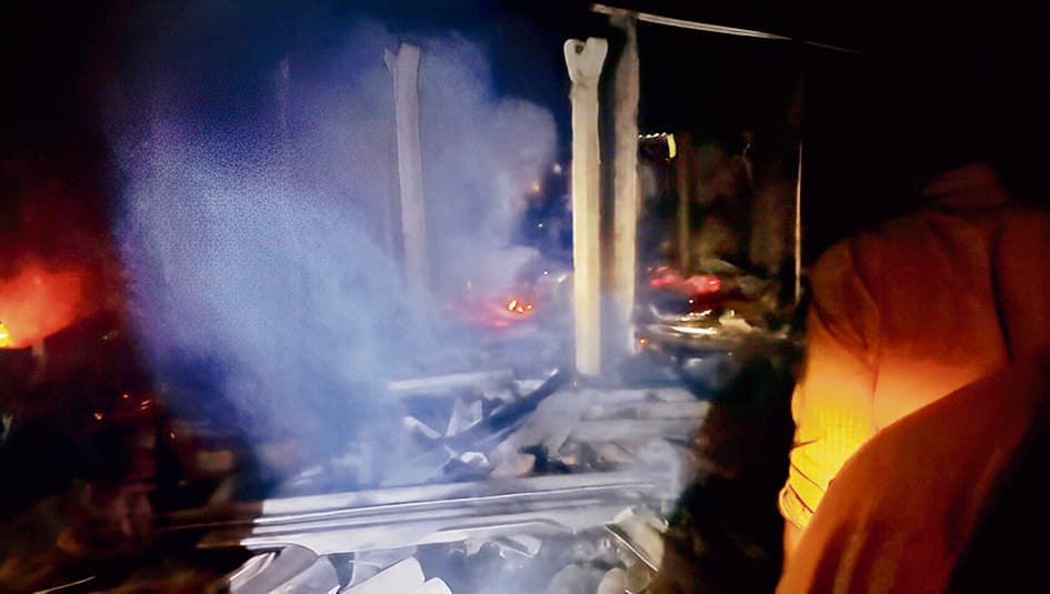 hajipur news. चूल्हे से निकली चिंगारी से जले एक दर्जन घर