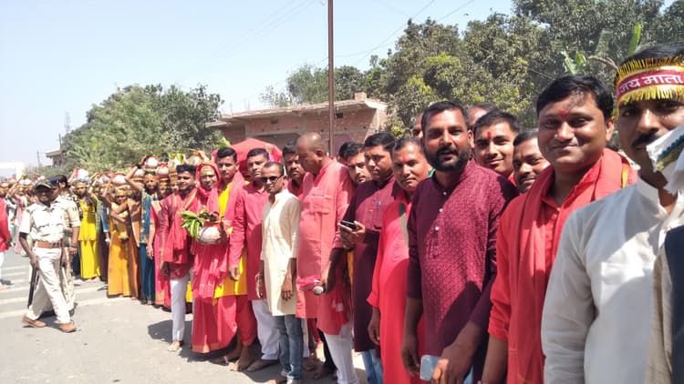 Madhubani News : भक्तों ने निकली भव्य शोभायात्रा