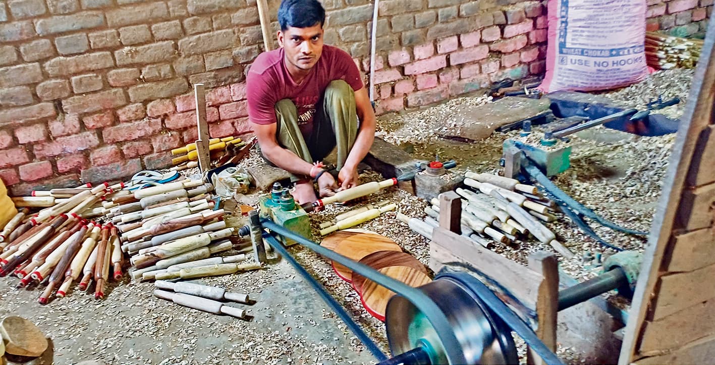 hajipur news. संकट में लालगंज का काष्ठ कला उद्योग, जो पहले थे व्यापारी, अब कर रहे मजदूरी