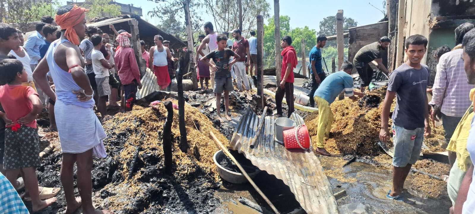Madhubani News : डुमरा में आग लगने से आठ घर जलकर राख, करीब बीस लाख की संपत्ति नष्ट
