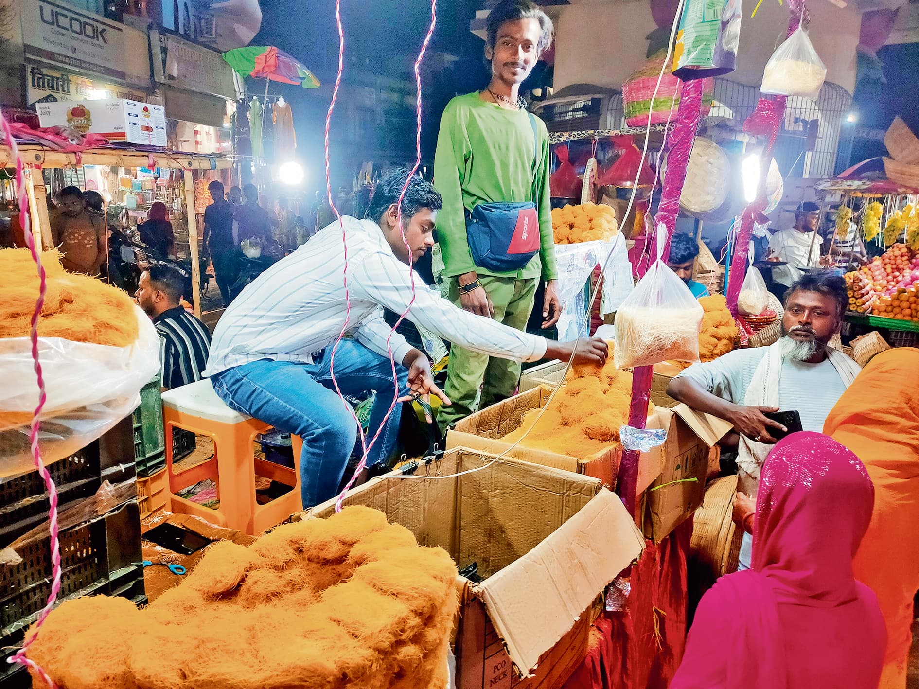 hajipur news. नजर आया चांद, ईद आज, बाजार में उमड़े लोग