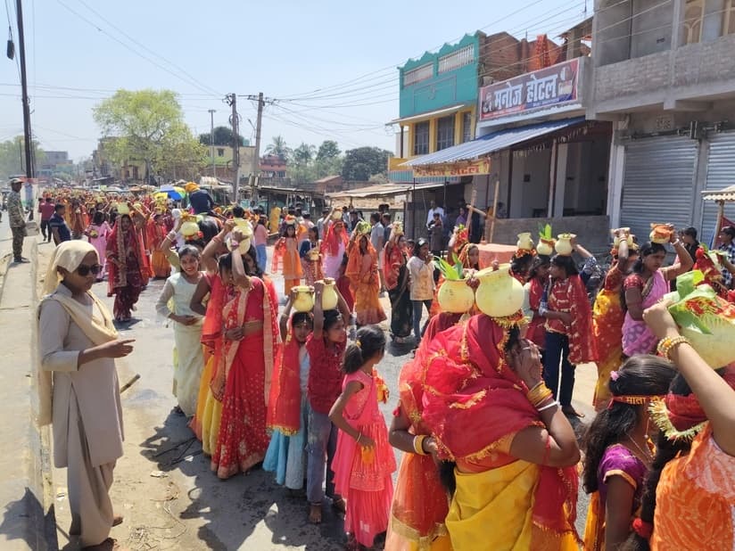 हाथी-घोड़े व गाजे-बाजे के साथ निकाली गयी भव्य कलश