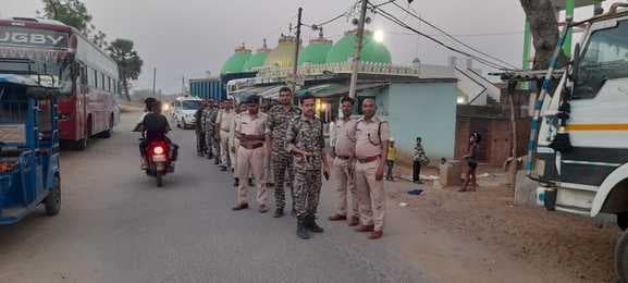 ईद व चैत्र नवरात्र को लेकर जिले भर की पुलिस अलर्ट, निकाला फ्लैग मार्च