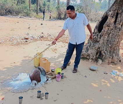 रजौन हाट परिसर में थाना प्रभारी ने किया देसी शराब नष्ट