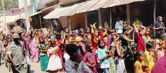 भगवती धाम पूजा को लेकर निकली कलश शोभा यात्रा