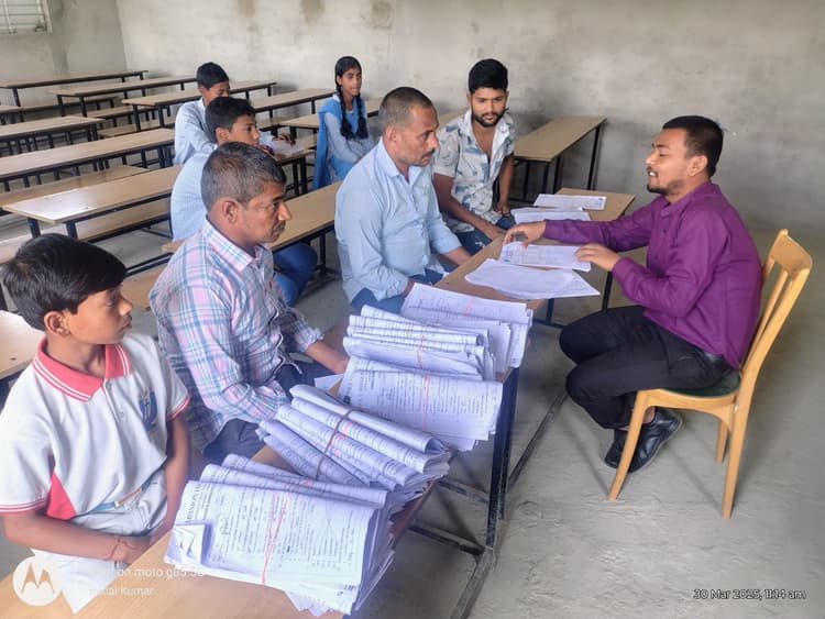 Education news from Samastipur:परीक्षा फल प्राप्त कर अभिभावकों ने शिक्षकों के साथ किया संवाद