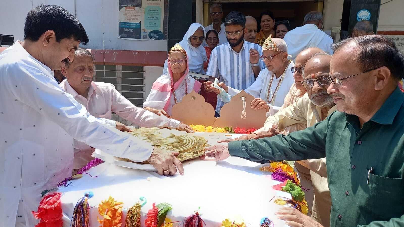 Giridih News: विद्यासागर जी महाराज का धातु निर्मित पदचिह्न इसरी लाया गया